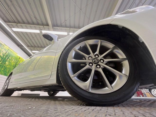 【純正17インチアルミホイール】外観にマッチした純正アルミホイールを装着しております。各種社外アルミホイールや、スタッドレスタイヤも取扱いしております。是非ご相談ください♪