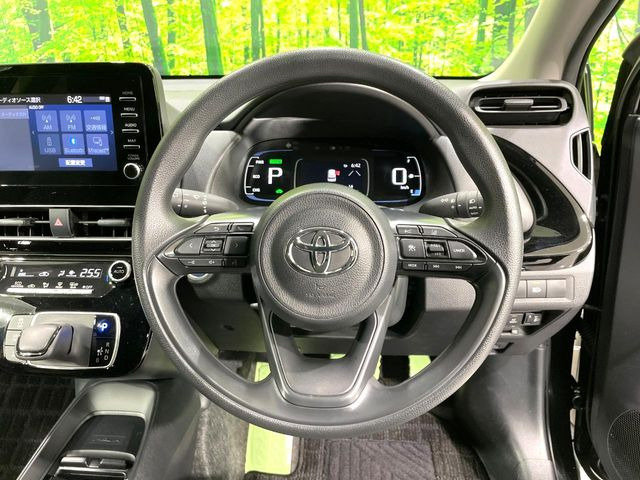 �C���e���A�ɍ��킹���f�U�C���̃X�e�A�����O�́A�^�]�������̂��Ƃ��l���A�^�]���₷���`��A�傫���ł��B�����x�A���ۂɐG���Ă��m���߂��������B