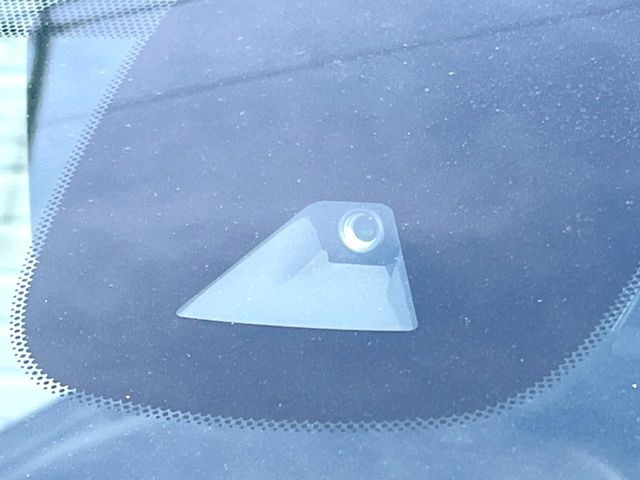 【インテリジェントエマージェンシーブレーキ】フロントカメラで前方の車両や歩行者を検知。衝突しそうな時は衝突被害軽減ブレーキが作動、衝突回避をサポート。より安全にドライブをお楽しみいただけます。