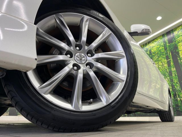 【純正18インチアルミホイール】外観にマッチした純正アルミホイールを装着しております。各種社外アルミホイールや、スタッドレスタイヤも取扱いしております。是非ご相談ください♪