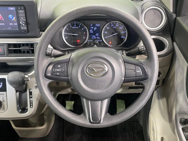 �C���e���A�ɍ��킹���f�U�C���̃X�e�A�����O�́A�^�]�������̂��Ƃ��l���A�^�]���₷���`��A�傫���ł��B�����x�A���ۂɐG���Ă��m���߂��������B