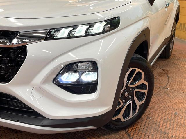 【LEDヘッドライト】悪天候や夜間走行時も良好な視界を確保し安心して運転できる高輝度LEDヘッドライトを装備!点灯速度が早く、消費電力も抑えられています。