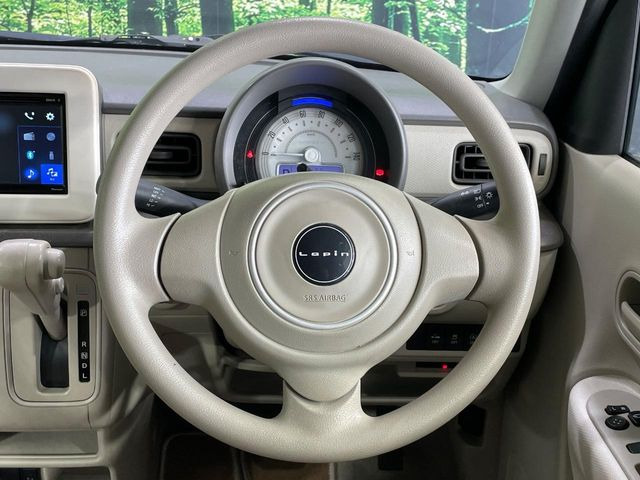 �C���e���A�ɍ��킹���f�U�C���̃X�e�A�����O�́A�^�]�������̂��Ƃ��l���A�^�]���₷���`��A�傫���ł��B�����x�A���ۂɐG���Ă��m���߂��������B