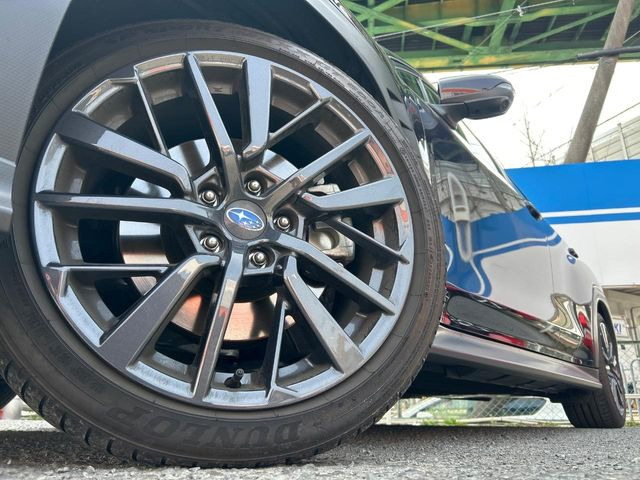 【純正18インチアルミホイール】外観にマッチした純正アルミホイールを装着しております。各種社外アルミホイールや、スタッドレスタイヤも取扱いしております。是非ご相談ください♪