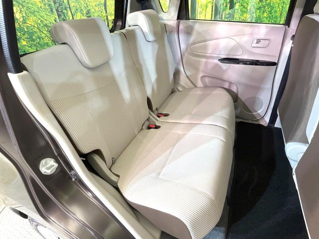 後部座席も気になるようなキズ・汚れやへたり等、大きなダメージはなく、良好な状態です。