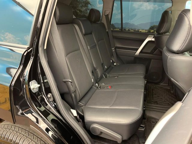 後部座席も気になるようなキズ・汚れやへたり等、大きなダメージはなく、良好な状態です。