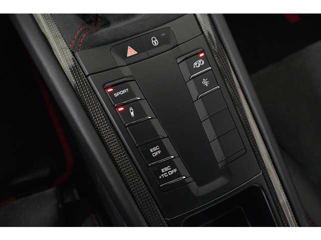 【ロペライオファクトリーセンター】輸入車専門工場熟練メカニックのほか、 サービススタッフも在籍し迅速にお受入れが可能です。セーフティローダーにてお客様のご自宅までピックアップサービスも行っております。