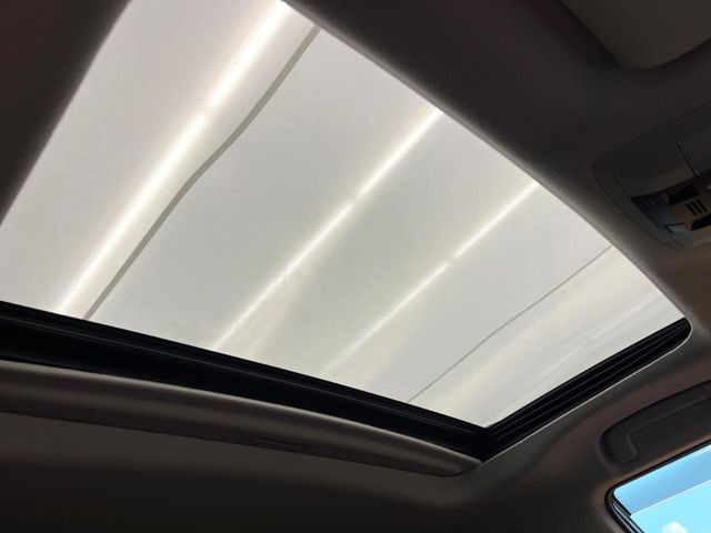 【サンルーフ】開放感たっぷりの希少装備、サンルーフが装着されています!車内に明かりを取り入れたり景色を楽しむ以外にも、車内の空気も簡単に換気できて快適です!