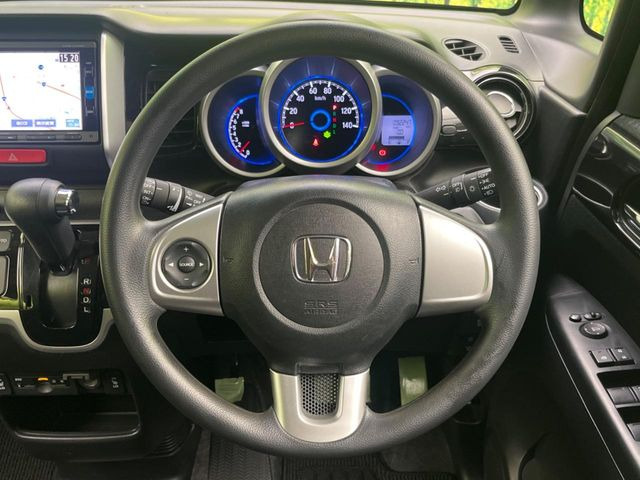 �C���e���A�ɍ��킹���f�U�C���̃X�e�A�����O�́A�^�]�������̂��Ƃ��l���A�^�]���₷���`��A�傫���ł��B�����x�A���ۂɐG���Ă��m���߂��������B