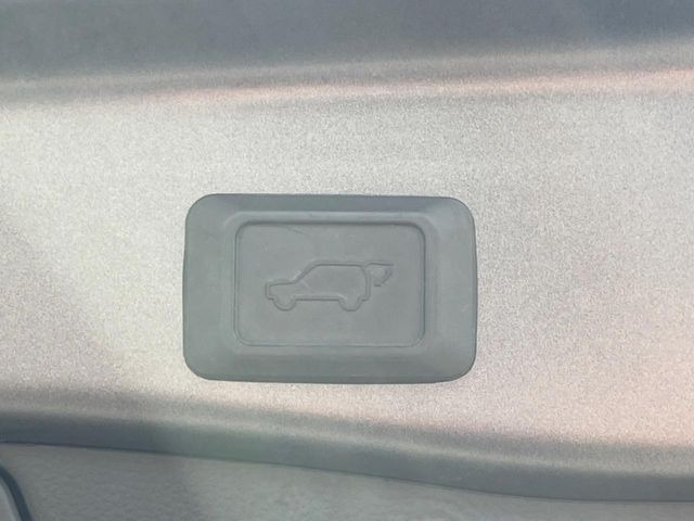 【パワーバックドア】スマートキーや運転席のボタンを押すだけでリアゲートが自動で開閉します!荷物を持っている時や、高い位置にあるバックドアを閉める際に便利な機能です♪