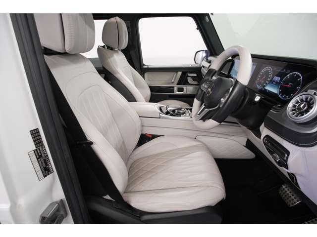 白を基調とした上品な内装になっており、乗車時には高級感を演出してくれます。