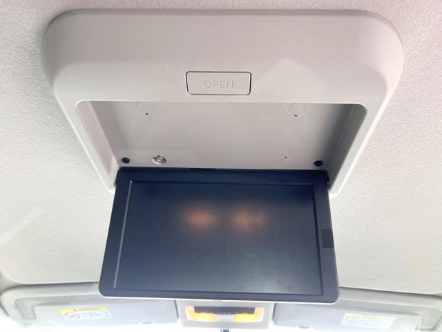 【後席モニター】家族や友人とお出かけする機会が多い方に大人気の後席モニターを装備!見やすい位置に画面がありテレビやDVDの視聴も快適!友達もお子様も、後席にしか乗らなくなるかも??