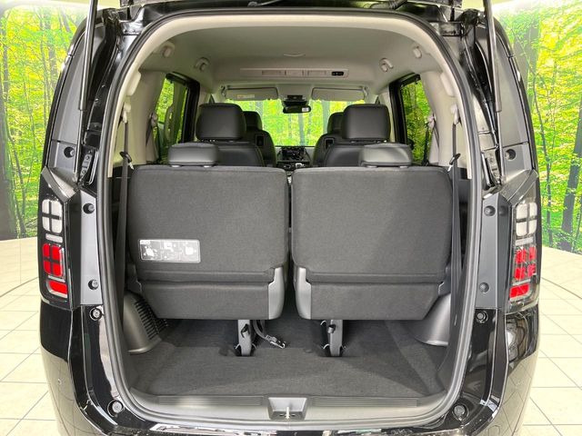 普段のお買い物や通勤、送迎等に十分な荷室スペースを確保しております。セカンドシートを倒すと、大きな荷物の積載も可能です♪