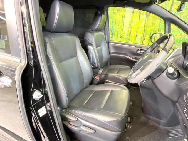 運転席まわりには十分なスペースがあり、大柄な方でもゆったり運転していただける環境です。