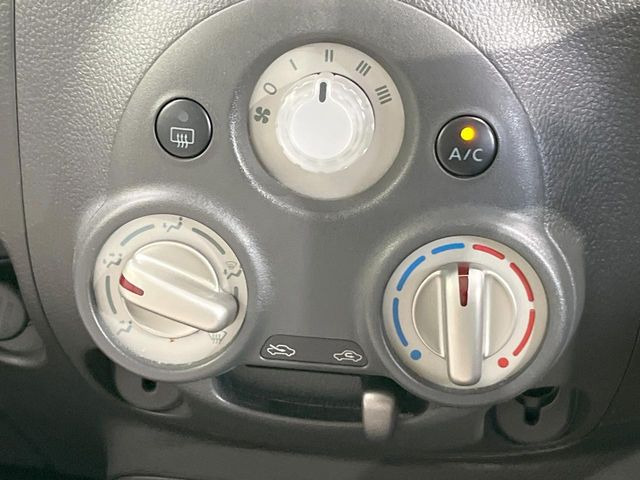 寒い冬も暑い夏も全席に快適な空調を届けてくれる、ダイヤル式エアコンを装備♪