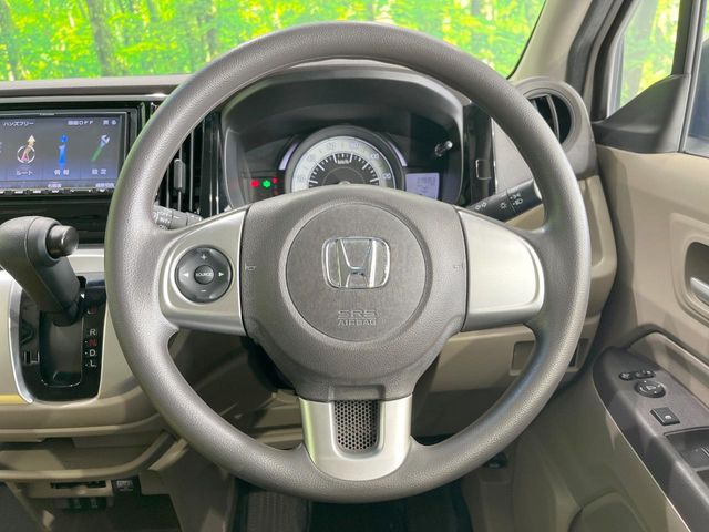 �C���e���A�ɍ��킹���f�U�C���̃X�e�A�����O�́A�^�]�������̂��Ƃ��l���A�^�]���₷���`��A�傫���ł��B�����x�A���ۂɐG���Ă��m���߂��������B