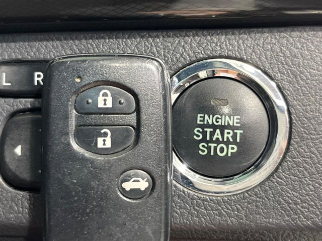 【スマートキー】カバンやポケットに入れたままでもドアの施錠・解錠が可能なスマートキーを装備。エンジンのオン・オフ時もカギを取り出す必要が無いからとっても便利です♪