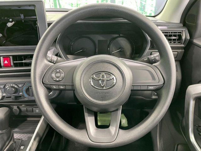 インテリアに合わせたデザインのステアリングは、運転される方のことも考え、運転しやすい形状、大きさです。是非一度、実際に触ってお確かめください。