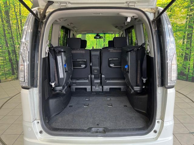 ���i�̂���������ʋ΁A���}���ɏ\���ȉ׎��X�y�[�X���m�ۂ��Ă���܂��B�Z�J���h�V�[�g��|���ƁA�傫�ȉו��̐ύڂ��\�ł���