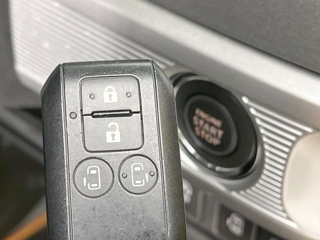 【キーレススタートシステム】カバンやポケットに入れたままでもドアの施錠・解錠が可能なスマートキーを装備。エンジンのオン・オフ時もカギを取り出す必要が無いからとっても便利です♪