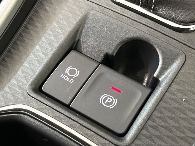 【電動パーキングブレーキ】パーキングブレーキは便利な電動式!ボタン一つで操作でき、アクセルを踏めば自動で解除されます♪レバーやペダルが無いので運転席廻りもすっきりしますね♪