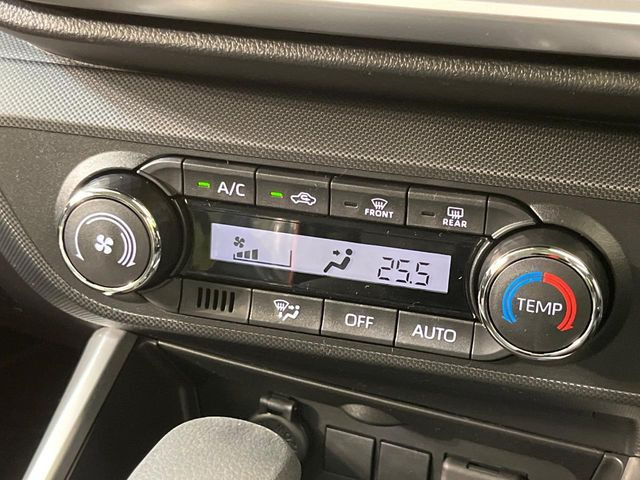 【オートエアコン】一度お好みの温度に設定すれば、車内の温度を検知し風量や温度を自動で調整。暑い&hellip;寒い&hellip;と何度もスイッチ操作をする必要はありません。快適な車内空間には必須の機能ですね♪