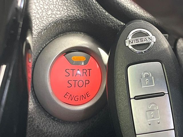 【インテリジェントキー】カバンやポケットに入れたままでもドアの施錠・解錠が可能なスマートキーを装備。エンジンのオン・オフ時もカギを取り出す必要が無いからとっても便利です♪