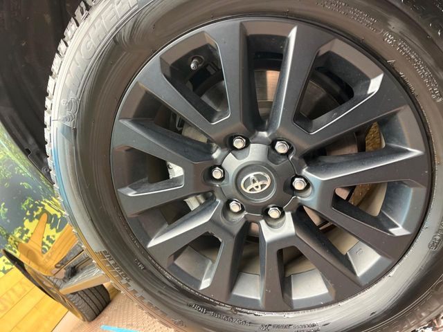 【グレード専用純正18インチアルミホイール】デザイン性の高い純正アルミホイールを装着しております。各種社外アルミホイールや、スタッドレスタイヤも取扱いしております。是非ご相談ください♪