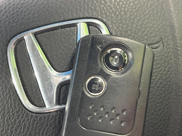 �yHonda�X�}�[�g�L�[�z�J�o����|�P�b�g�ɓ��ꂽ�܂܂ł��h�A�̎{���E�������\�ȃX�}�[�g�L�[�𑕔��B�G���W���̃I���E�I�t�����J�M�����o���K�v����������Ƃ��Ă��֗��ł���