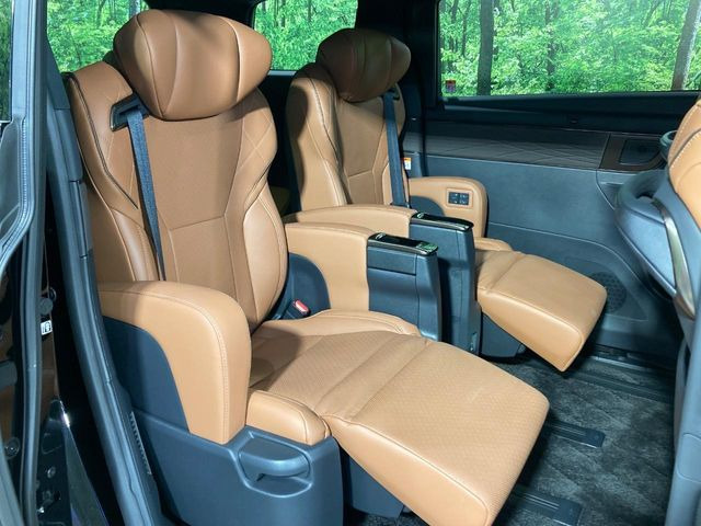 【オットマン付セカンドシート】足を延ばしてリラックスしたいときに便利なオットマン!ロングドライブや仮眠の際にもゆったり快適にお過ごしいただけます♪