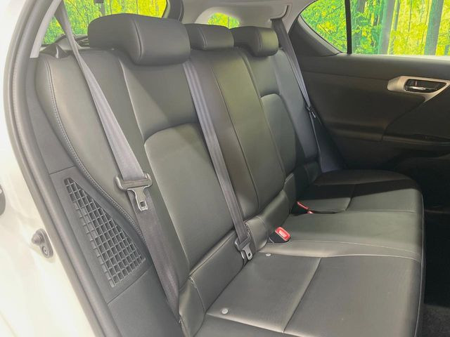 後部座席も気になるようなキズ・汚れやへたり等、大きなダメージはなく、良好な状態です。