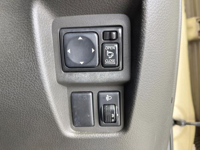 【電動格納ミラー】サイドミラーは電動格納式となっており、狭い駐車場でもキズがつくリスクを抑えられます。