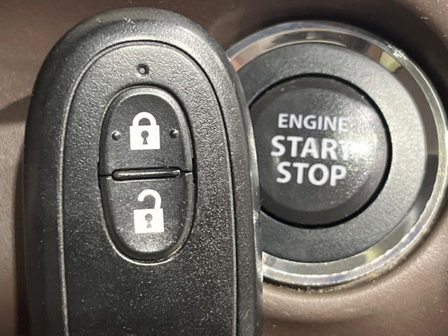【キーレススタートシステム】カバンやポケットに入れたままでもドアの施錠・解錠が可能なスマートキーを装備。エンジンのオン・オフ時もカギを取り出す必要が無いからとっても便利です♪