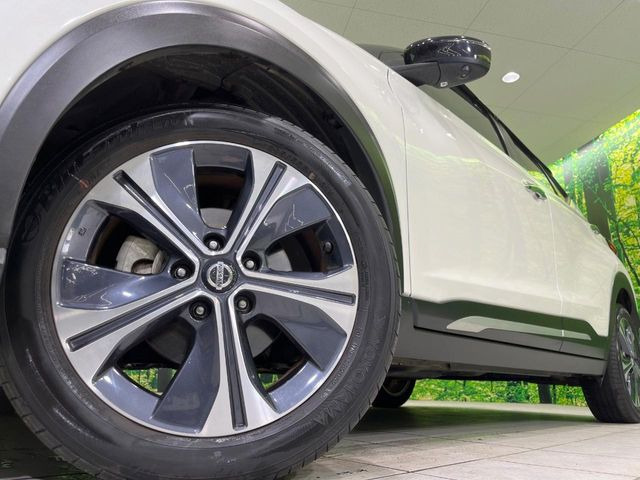 【純正17インチアルミホイール】外観にマッチした純正アルミホイールを装着しております。各種社外アルミホイールや、スタッドレスタイヤも取扱いしております。是非ご相談ください♪