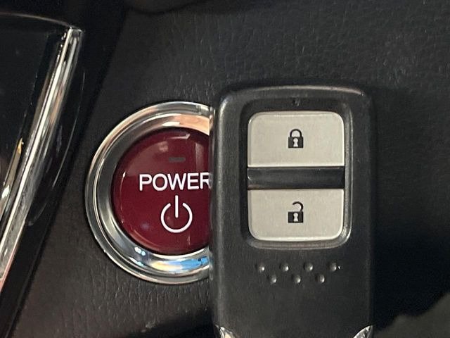 �yHonda�X�}�[�g�L�[�z�J�o����|�P�b�g�ɓ��ꂽ�܂܂ł��h�A�̎{���E�������\�ȃX�}�[�g�L�[�𑕔��B�G���W���̃I���E�I�t�����J�M�����o���K�v����������Ƃ��Ă��֗��ł���