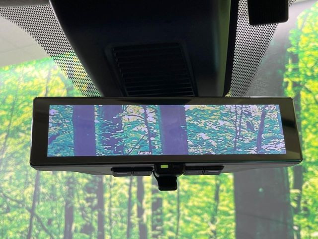 【インテリジェントルームミラー】後席の大きな荷物や同乗者で後方が確認しづらい時でも安心!カメラが撮影した車両後方の映像をルームミラー内に表示。クリアな視界で状況の確認が可能です!