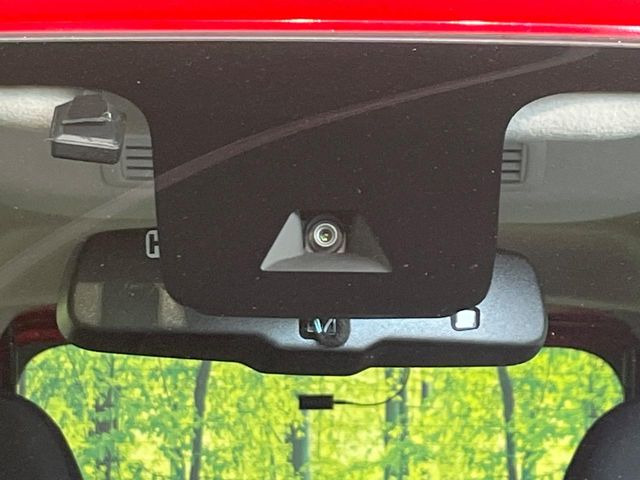 【三菱e-Assist】走行中に前方の車両等を認識し、衝突しそうな時は警報とブレーキで衝突回避と被害軽減をアシスト。より安全にドライブをお楽しみいただけます。