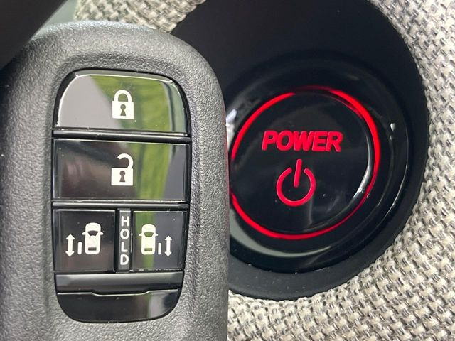 �yHonda�X�}�[�g�L�[�z�J�o����|�P�b�g�ɓ��ꂽ�܂܂ł��h�A�̎{���E�������\�ȃX�}�[�g�L�[�𑕔��B�G���W���̃I���E�I�t�����J�M�����o���K�v����������Ƃ��Ă��֗��ł���