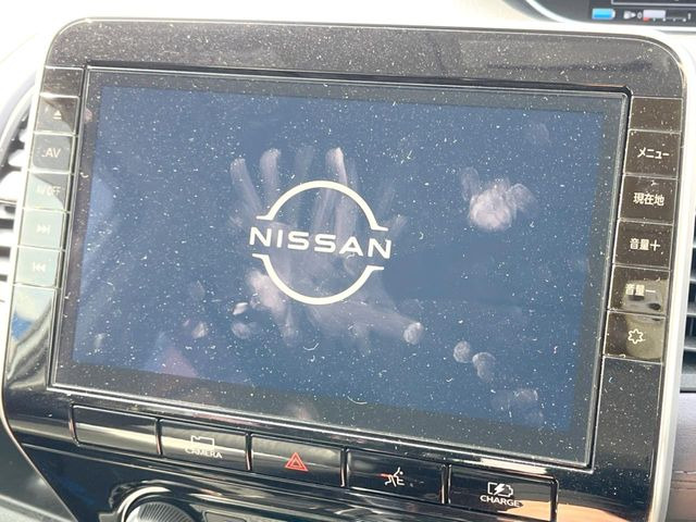 【純正10インチナビ】人気の純正ナビを装備しております。ナビの使いやすさはもちろん、オーディオ機能も充実!キャンプや旅行はもちろん、通勤や買い物など普段のドライブも楽しくなるはず♪