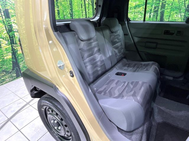 後部座席も気になるようなキズ・汚れやへたり等、大きなダメージはなく、良好な状態です。