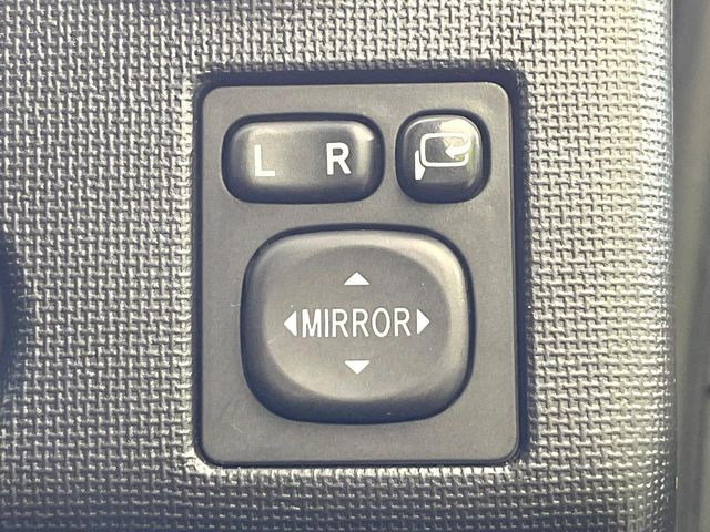 �y�d���i�[�~���[�z�T�C�h�~���[�͓d���i�[���ƂȂ��Ă���A�������ԏ�ł��L�Y�������X�N��}�����܂��B