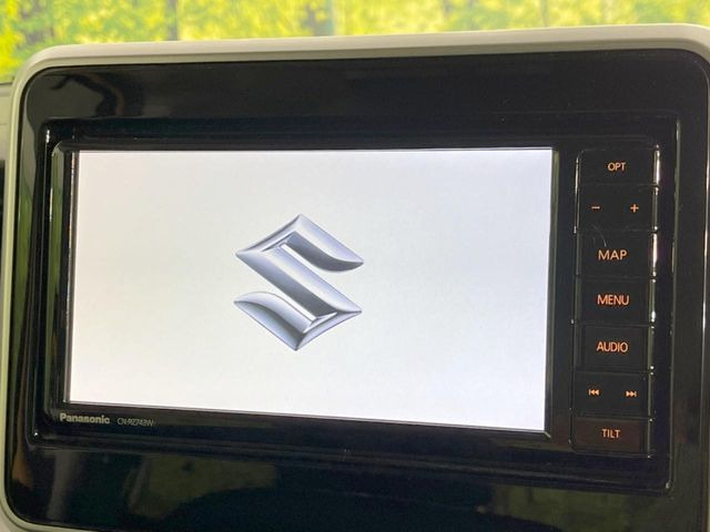 【純正ナビ】人気の純正ナビを装備しております。ナビの使いやすさはもちろん、オーディオ機能も充実!キャンプや旅行はもちろん、通勤や買い物など普段のドライブも楽しくなるはず♪