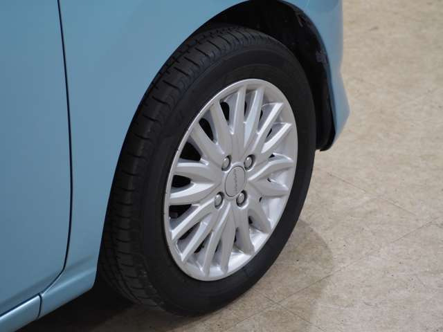 タイヤのホイールの細かいところまでキレイいにしてからお渡しします!