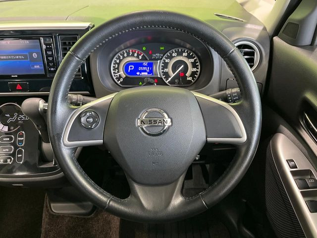 �C���e���A�ɍ��킹���f�U�C���̃X�e�A�����O�́A�^�]�������̂��Ƃ��l���A�^�]���₷���`��A�傫���ł��B�����x�A���ۂɐG���Ă��m���߂��������B