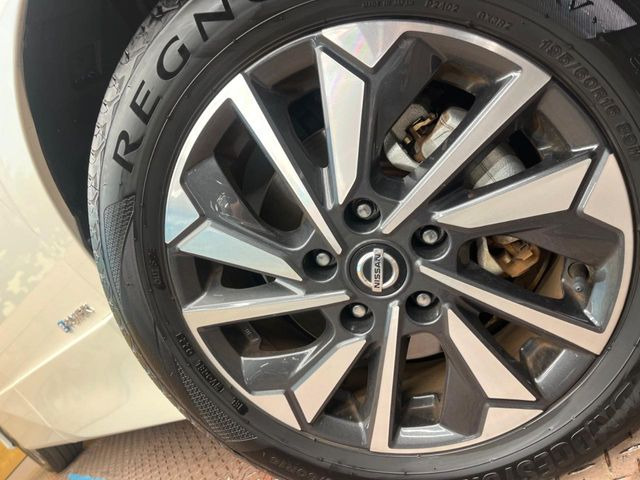 �y����16�C���`�A���~�z�C�[���z�O�ςɃ}�b�`���������A���~�z�C�[���𑕒����Ă���܂��B�e��ЊO�A���~�z�C�[����A�X�^�b�h���X�^�C�����戵�����Ă���܂��B���񂲑��k����������