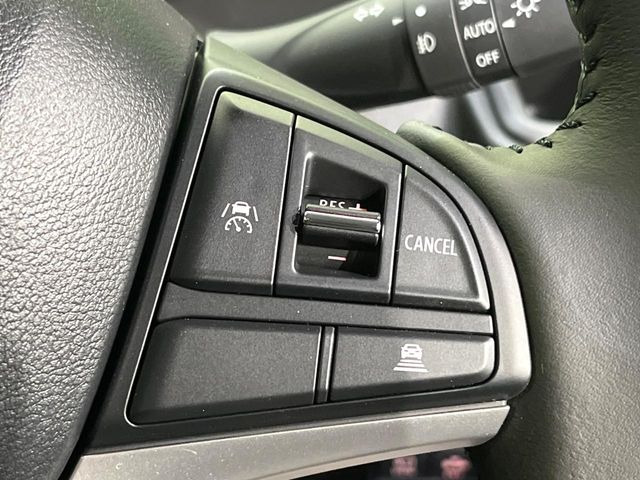 【アダプティブハイビーム】遠くまで明るく照らすハイビームを先行車や対向車に照射しない様、自動で調整!毎回手動で切り替える必要がなく、夜間走行時のストレスも軽減。安全性向上にも寄与します。