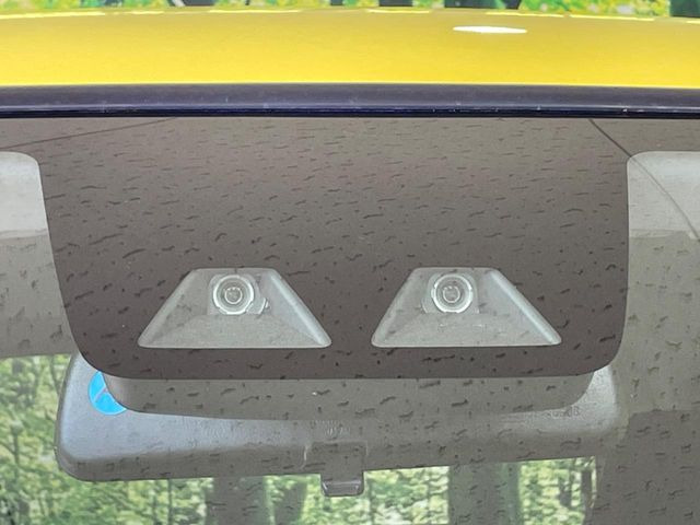 【スマートアシスト】走行中に前方の車両等を認識し、衝突しそうな時は警報とブレーキで衝突回避と被害軽減をアシスト。より安全にドライブをお楽しみいただけます。