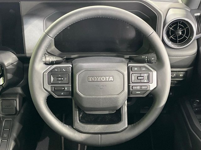 �C���e���A�ɍ��킹���f�U�C���̃X�e�A�����O�́A�^�]�������̂��Ƃ��l���A�^�]���₷���`��A�傫���ł��B�����x�A���ۂɐG���Ă��m���߂��������B