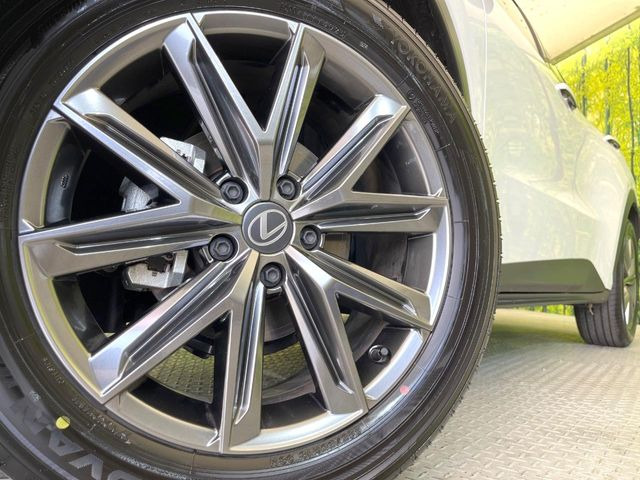 【純正アルミ18インチホイール】外観にマッチした純正アルミホイールを装着しております。各種社外アルミホイールや、スタッドレスタイヤも取扱いしております。是非ご相談ください♪