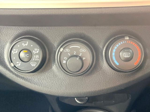 寒い冬も暑い夏も全席に快適な空調を届けてくれる、ダイヤル式エアコンを装備♪